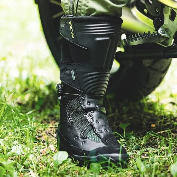 TCX Infinity 3 WP – Bottes moto imperméables homme ultra résistantes – Noir / Vert militaire